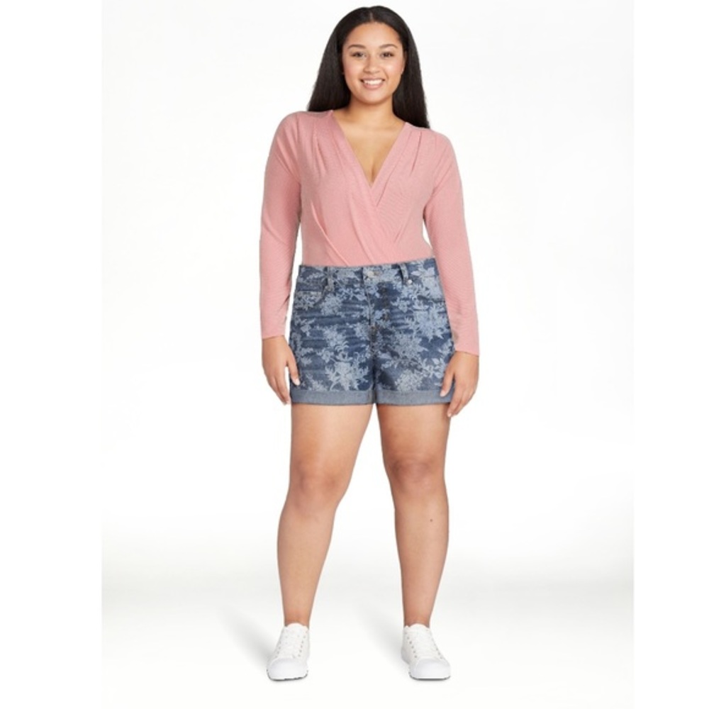 Time and Tru‎ Women's Mid Rise Cuffed 4" Denim Short Size 18 - Picture 2 of 3